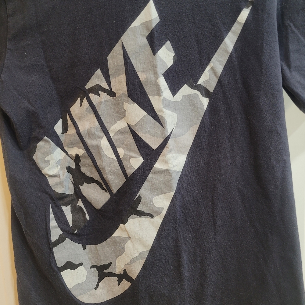 Nike T-Shirt Men's Small Black w/ Gray Camo Logo Regular Fit Graphic Tee - Picture 3 of 6